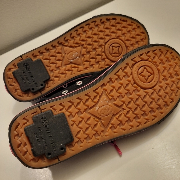 Heeleys Kids Black Pink Sneakers - Picture 5 of 11